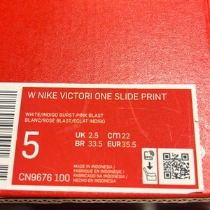 NIKE WOMENS VICTORI ONE SLIDES